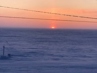 Primer amanecer en Barrow, Alaska, después de más de 2 meses de noche polar