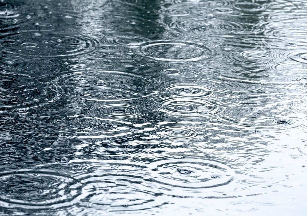 agua y gotas de lluvia en el suelo