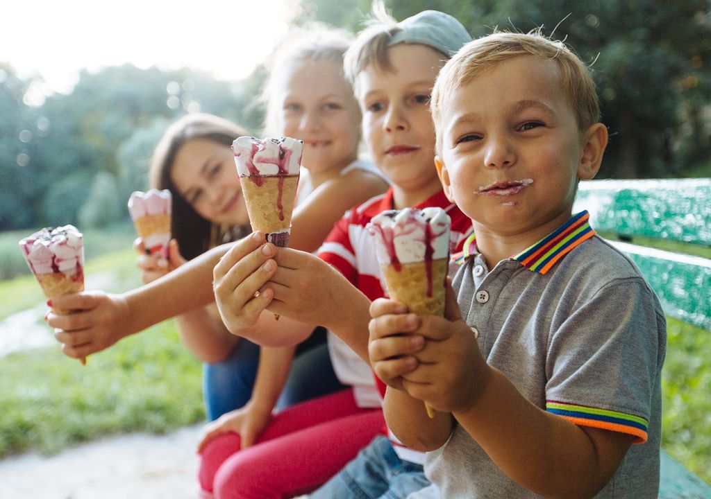 Niños comiendo helado; calor; altas temperaturas