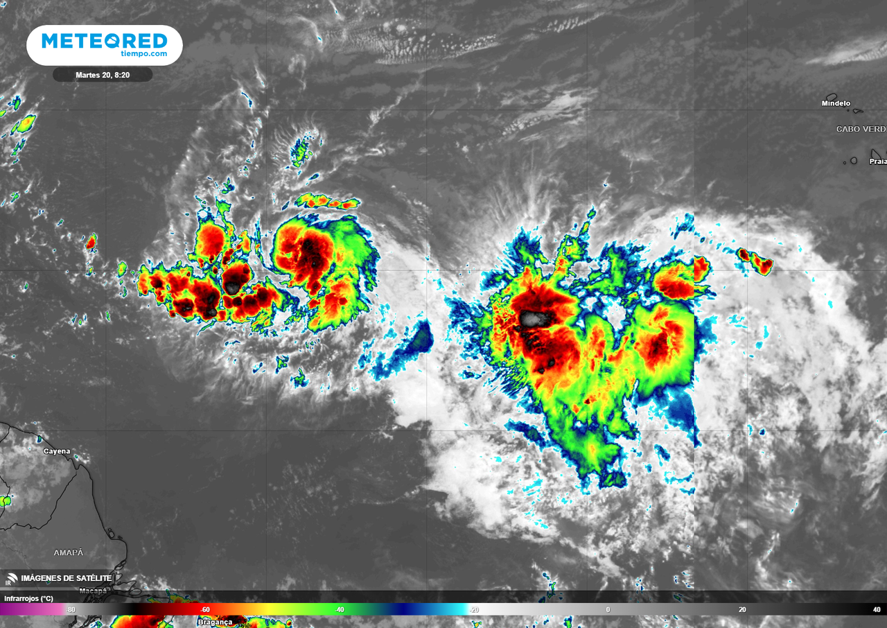 Imagen de satélite infrarroja con faltos colores de la tormenta tropical Bret (izquierda) y una incipiente depresión tropical (derecha) en el Atlántico tropical hoy martes a las 4 UTC. Fuente: Visor de satélite de Meteored.