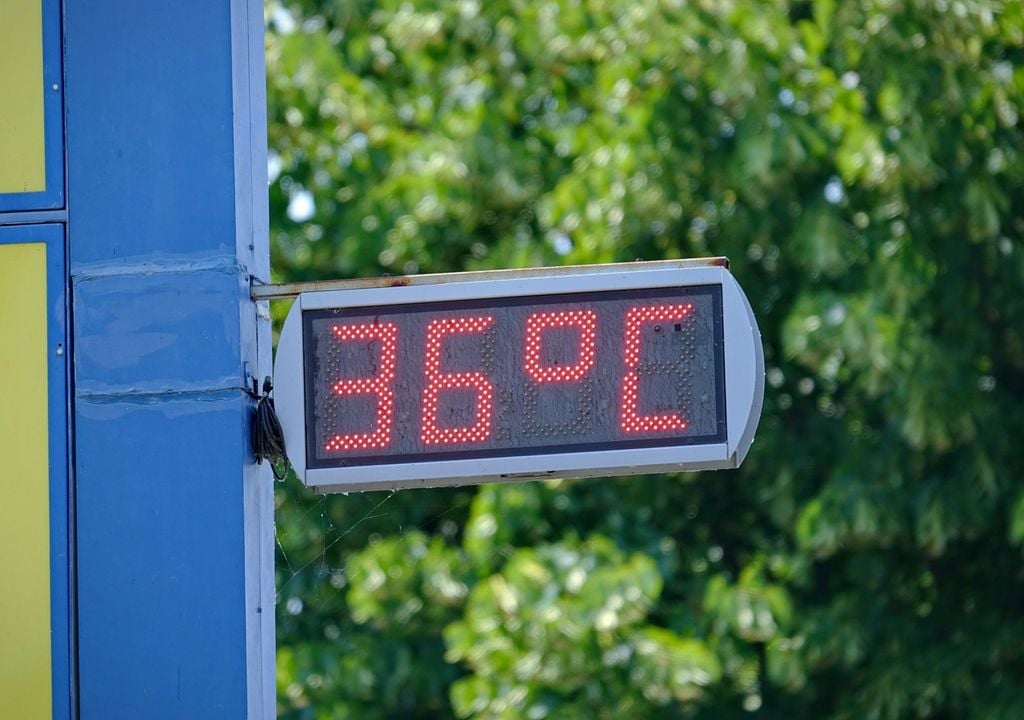 termómetro digital de calle marcando 36 grados Celsius