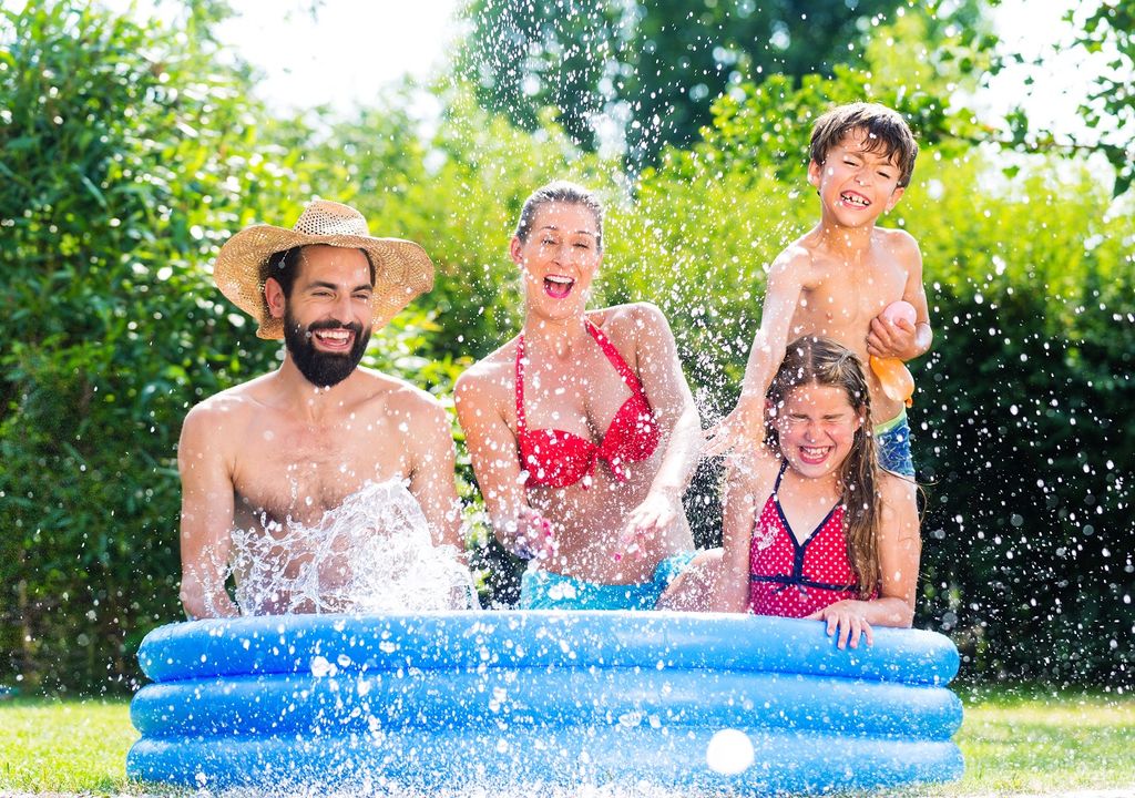 Familia en piscina inflable