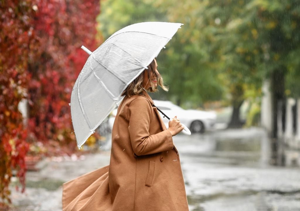 persona con paraguas bajo la lluvia suave