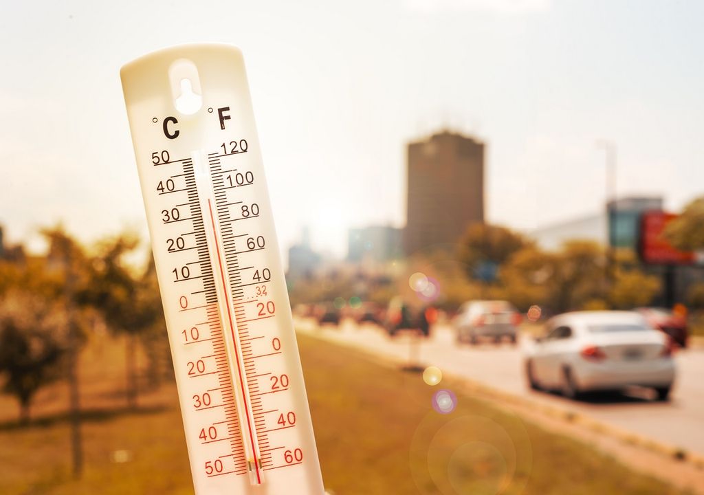 termómetro marcando altas temperaturas en zona urbana
