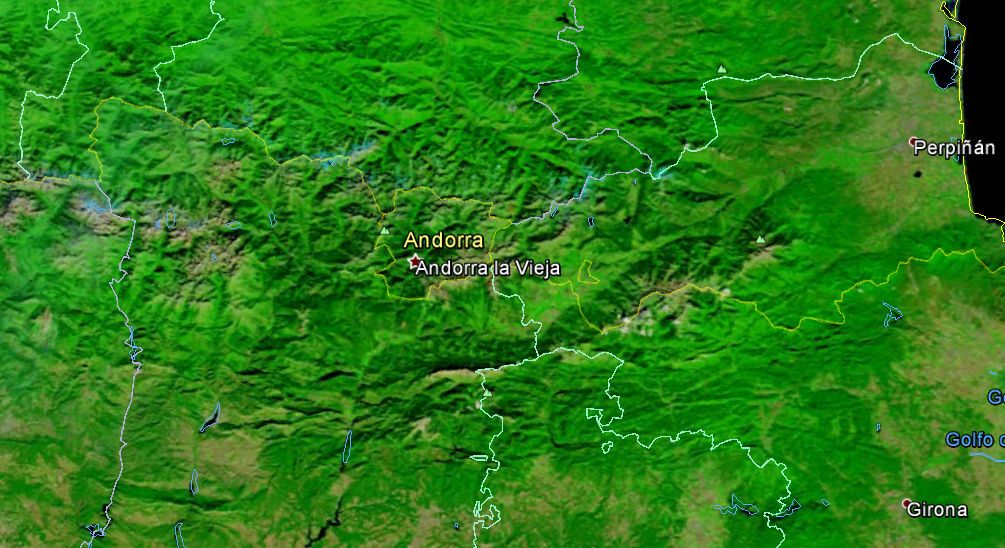 Primeras Nieves En El Pirineo Con el paso de un frente frío dejaron las primeras nevadas en zonas altas, como se aprecia en esta imagen del mediodía del sensor MODIS. La imagen está realzada en falso color: nieve y nubes altas formadas por cristalitos de hielo en celeste (no hubo en esta escena nubes altas), otras nubes en blanco junto con sus sombras. Resto en diferentes colores. Pulsa para ampliar.La presencia de manchas celestes denotan las zonas nevadas.