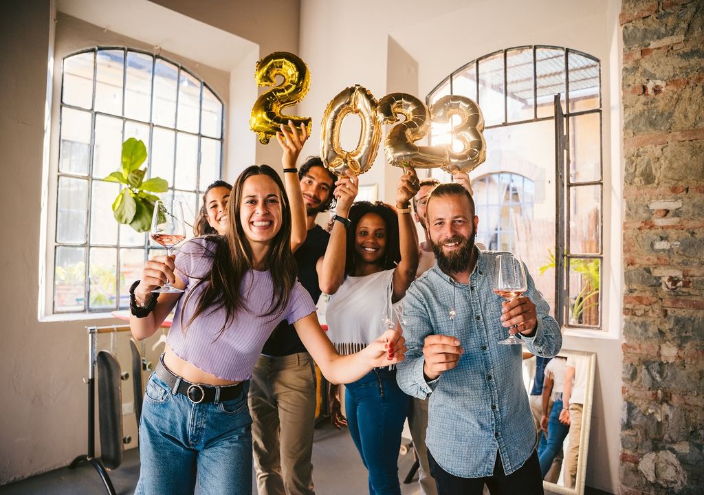 Grupo de personas, celebración, Año Nuevo 2023, copas de vino
