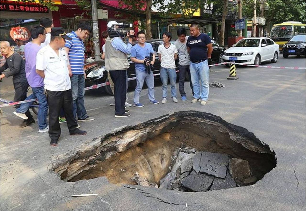 Profundo agujero en la carretera provocado por el hundimiento en Zhengzhou, en la provincia china de Henan. Crédito: Getty Images.
