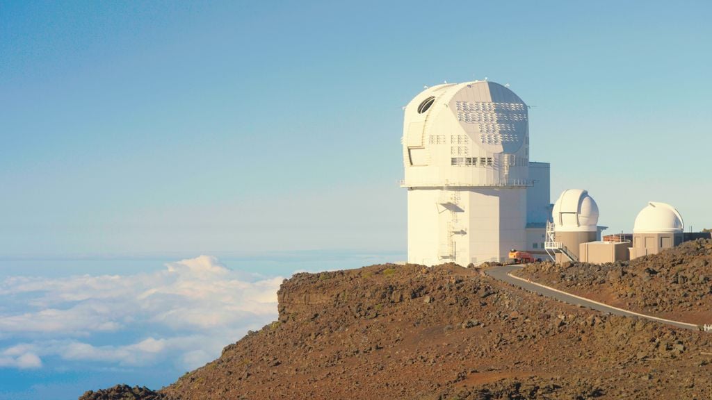 El Telescopio Solar Daniel K. Inouye de la Fundación Nacional de Ciencias de EE. UU., construido y gestionado por el Observatorio Solar Nacional de la NSF, en Maui, Hawái. Crédito: NSF/NSO/AURA