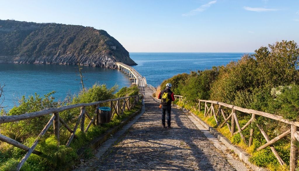 Estate Procida Vivara Il ponte che collega Procida con l'oasi protetta dell'isola di Vivara