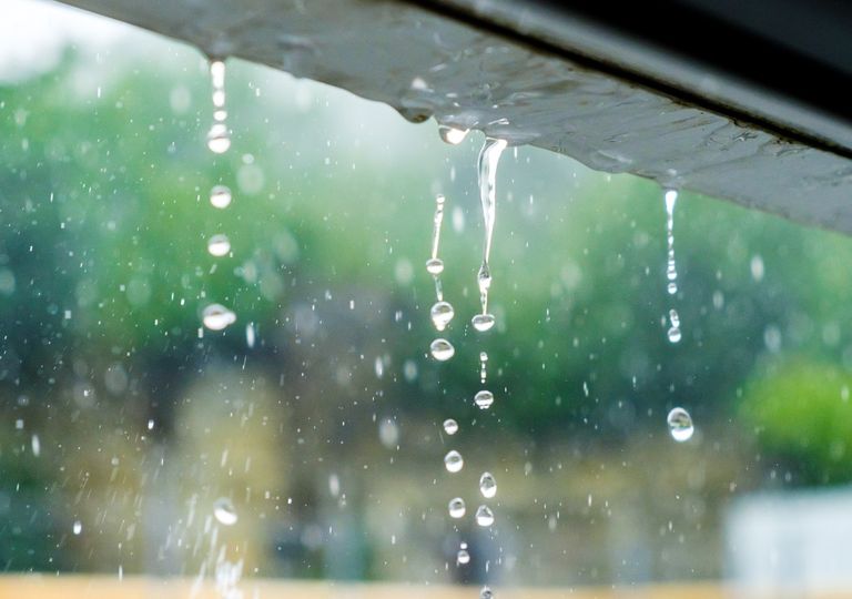 Lluvia cayendo por el tejado Lluvia cayendo por el tejado