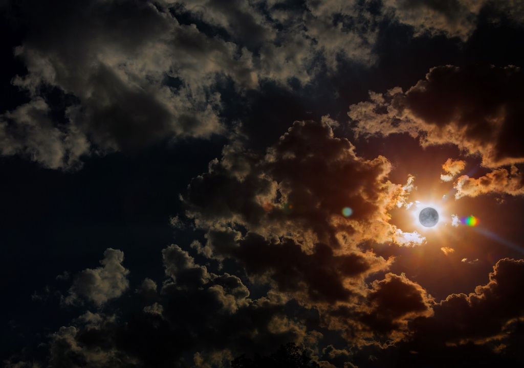 Eclipse Solar en un cielo con muchas nubes