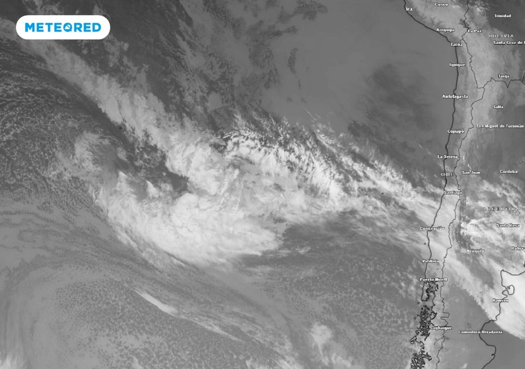 imagen satelital mostrando un sistema frontal en el océano que llegará a Chile