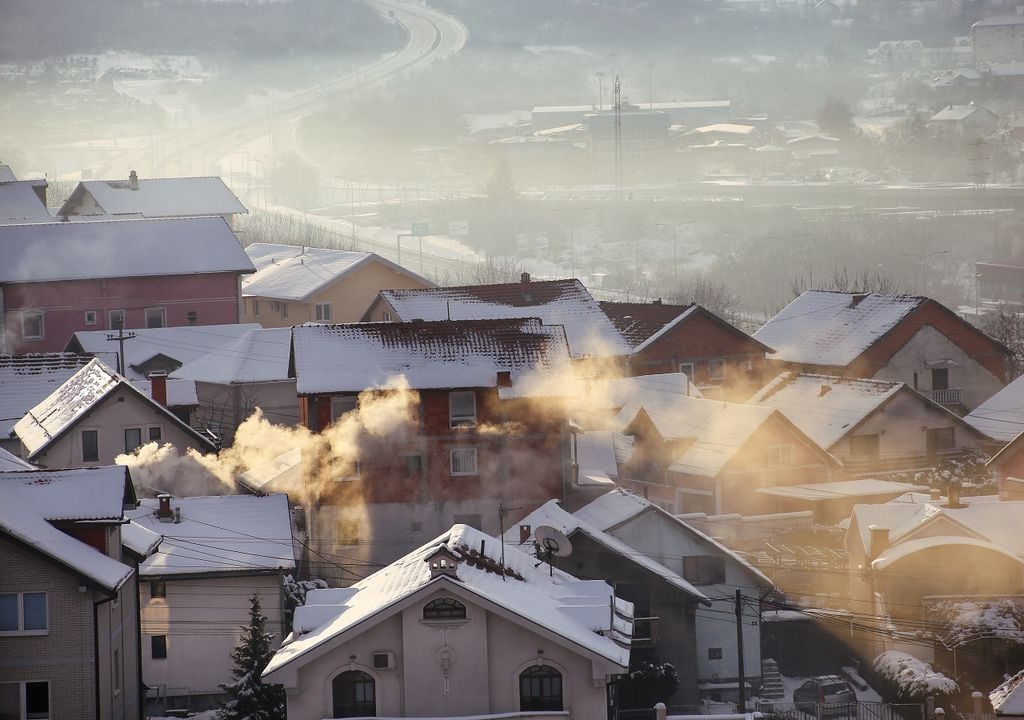 Casas en una zona de bajas temperaturas y chimeneas soltando humo.