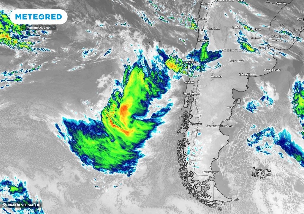 Sistema frontal visto, desde los satélites meteorológicos, se aproxima a Chile.