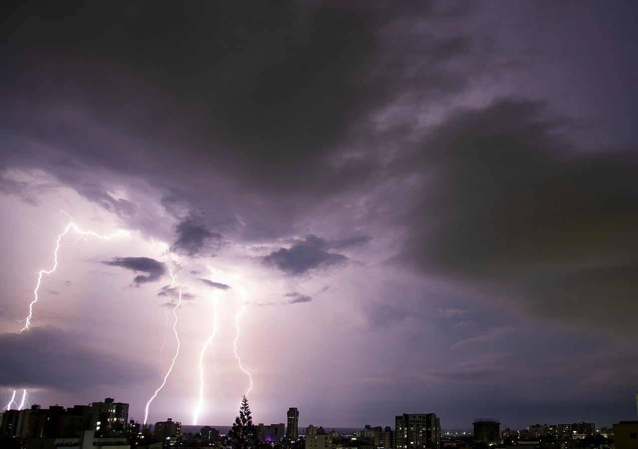 La baja presión asociada a la onda frontal dejará precipitaciones y posibilidades de tormentas eléctricas en el sur del país.
