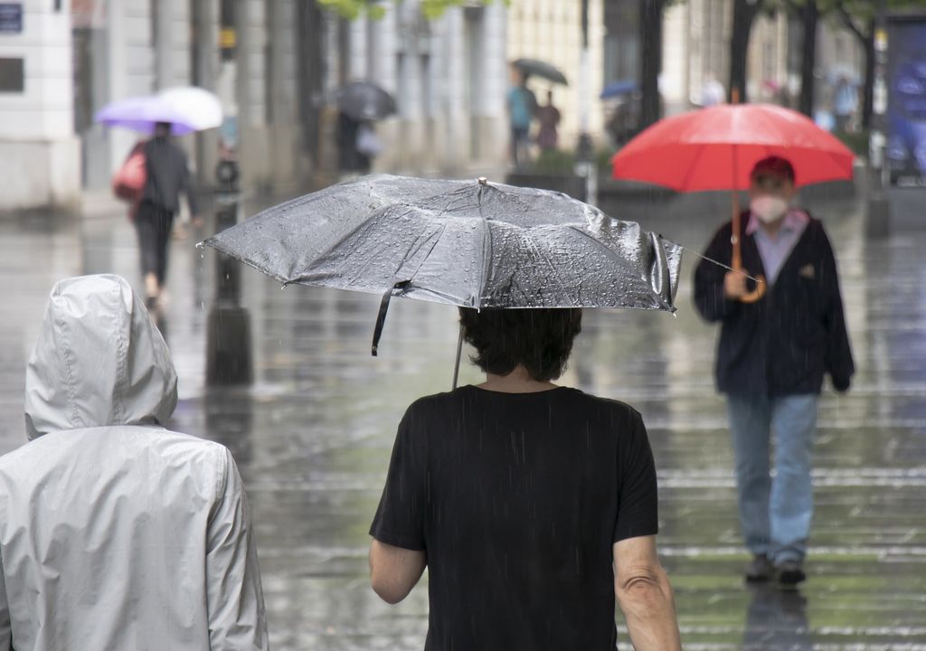 Personas caminando en la lluvia