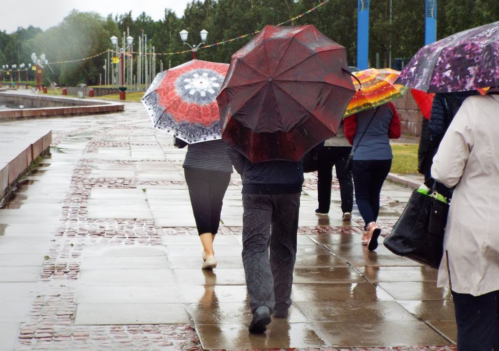 personas caminando bajo la lluvia