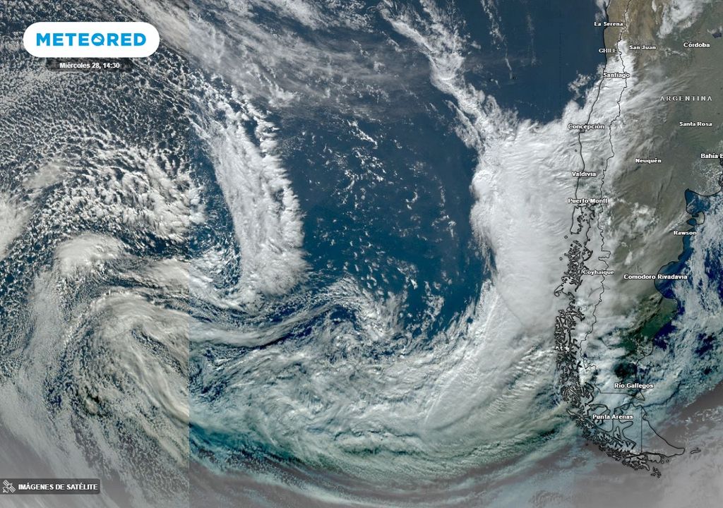 Imagen satelital mostrando un sistema frontal llegando a Chile