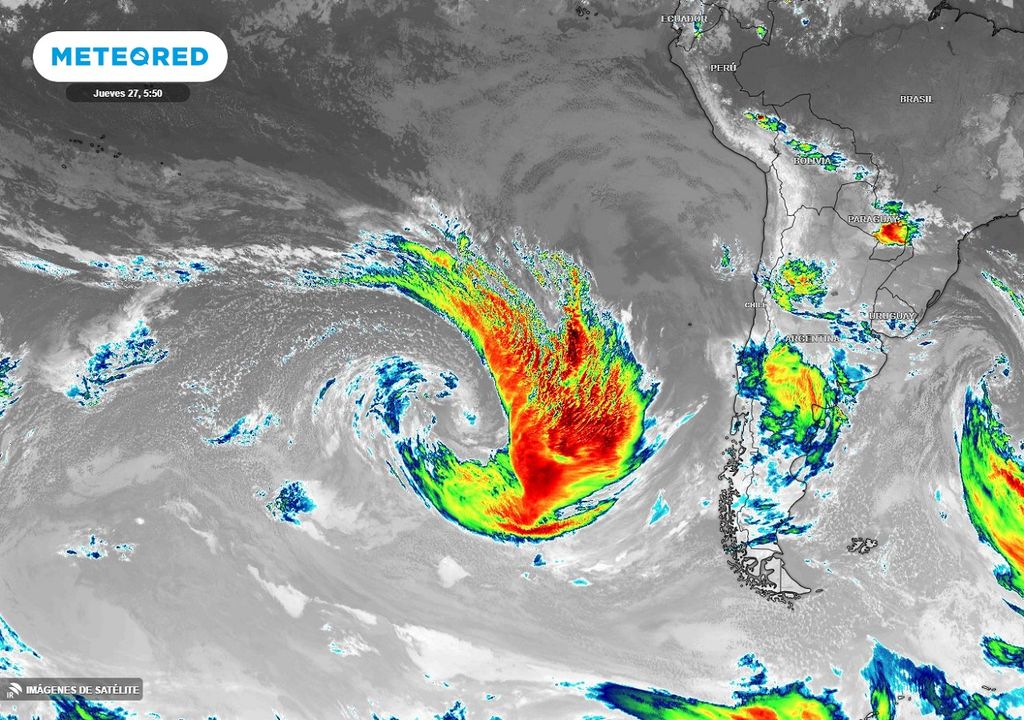 imagen satelital que muestra el gran sistema frontal que avanza hacia Chile