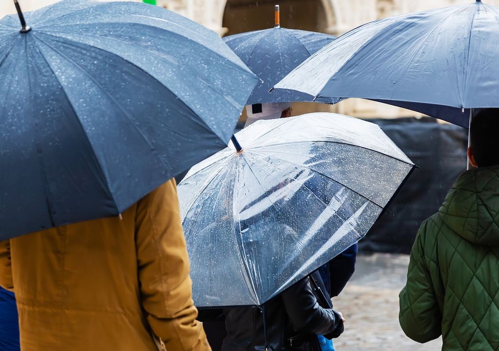 Personas con paraguas protegiéndose de las lluvias
