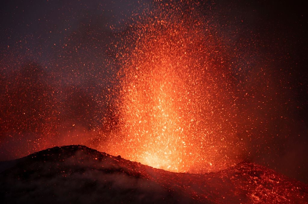 Imagen del volcán de Tajogaite en plena erupción. / César Hernández (CSIC)