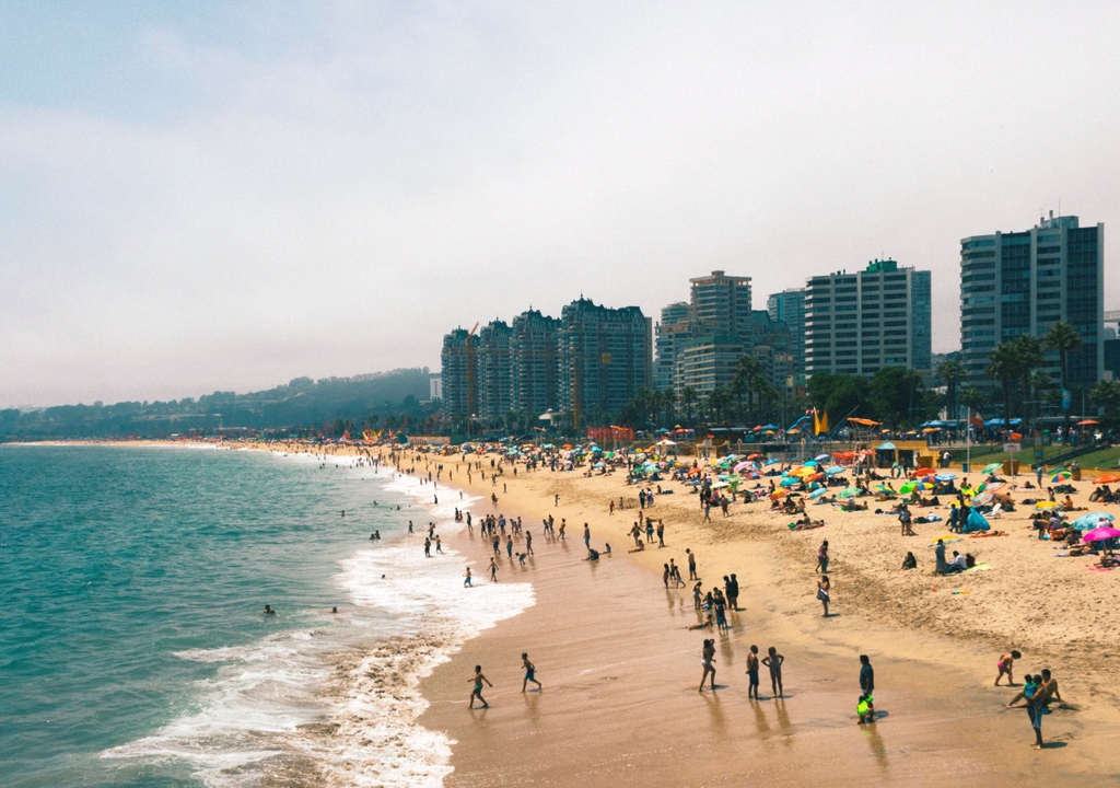playa con veraneantes