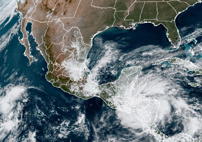 Se observa el ciclón tropical Iota sobre Centroamérica, así como el sistema frontal número 13 en el Golfo de México. Se observa el ciclón tropical Iota sobre Centroamérica, así como el sistema frontal número 13 en el Golfo de México.