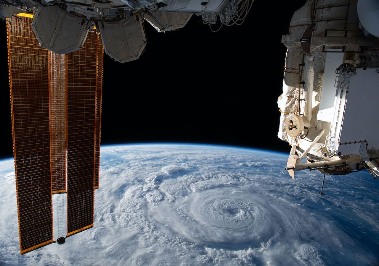 El huracán Genevieve se muestra frente a la costa del Pacífico de México desde la Estación Espacial Internacional, el 22 de agosto del 2020.