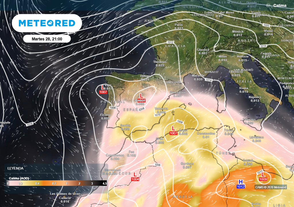 La entrada de polvo en suspensión irá dejando los cielos de un tono blanquecino, con concentraciones más elevadas en el extremo sureste e Islas Baleares.