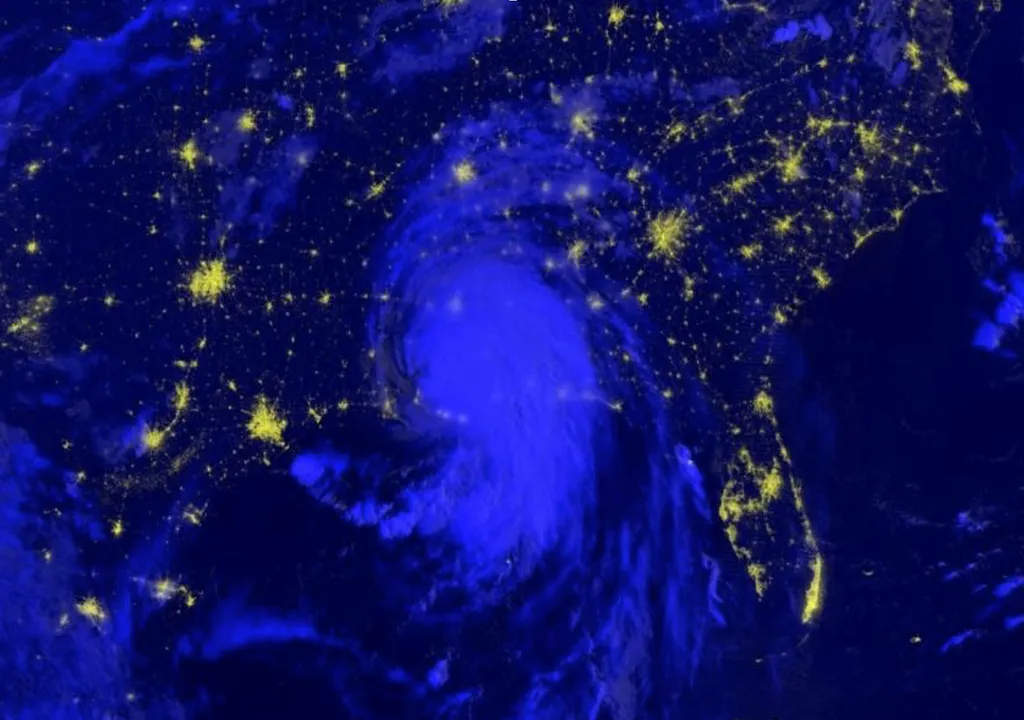 Vista satelital nocturna de tormenta tropical