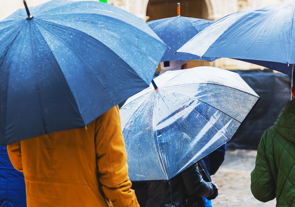 personas con paraguas en día de lluvia personas con paraguas en día de lluvia
