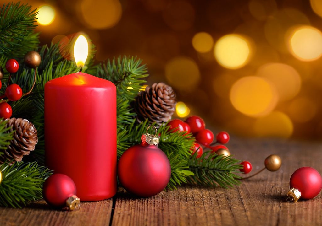Vela y adornos navideños Vela y adornos navideños
