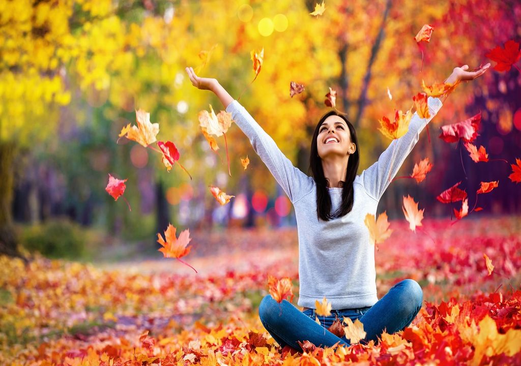 Mujer disfrutando el otoño en un entorno natural Mujer disfrutando el otoño en un entorno natural