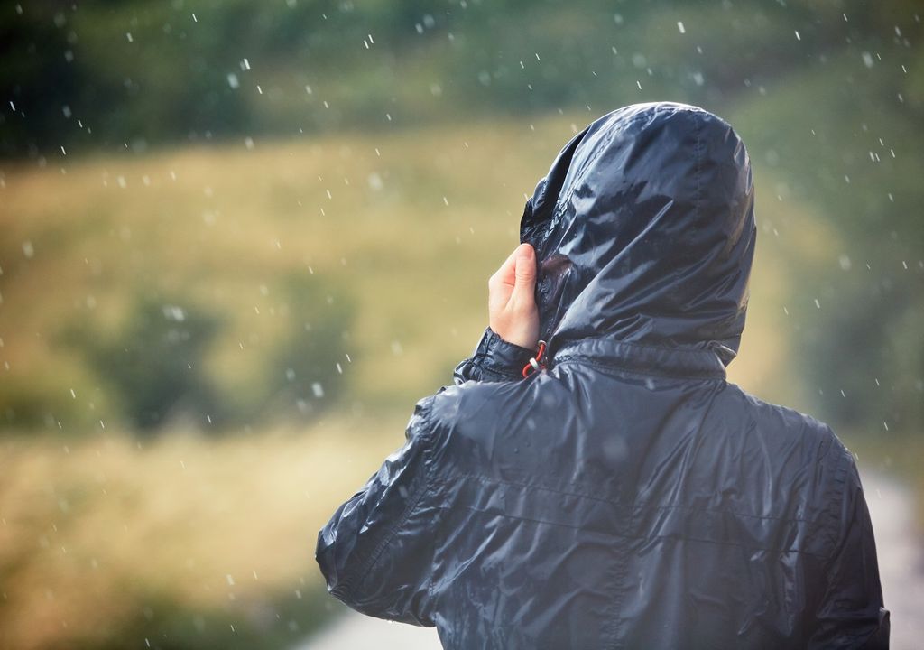 Hombre con ropa mojada bajo la lluvia