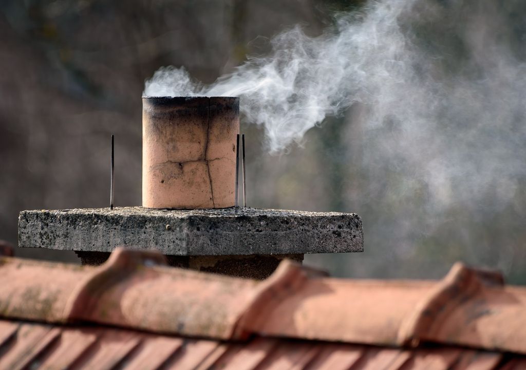 Chimenea con humo visible