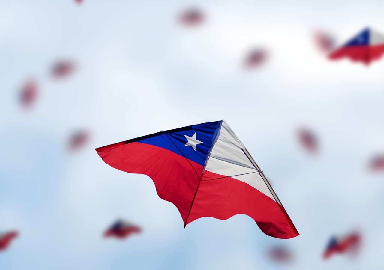 En septiembre, las tardes se vuelven más cálidas y el viento empieza a soplar. Los volantines le dan nuevos colores al cielo.