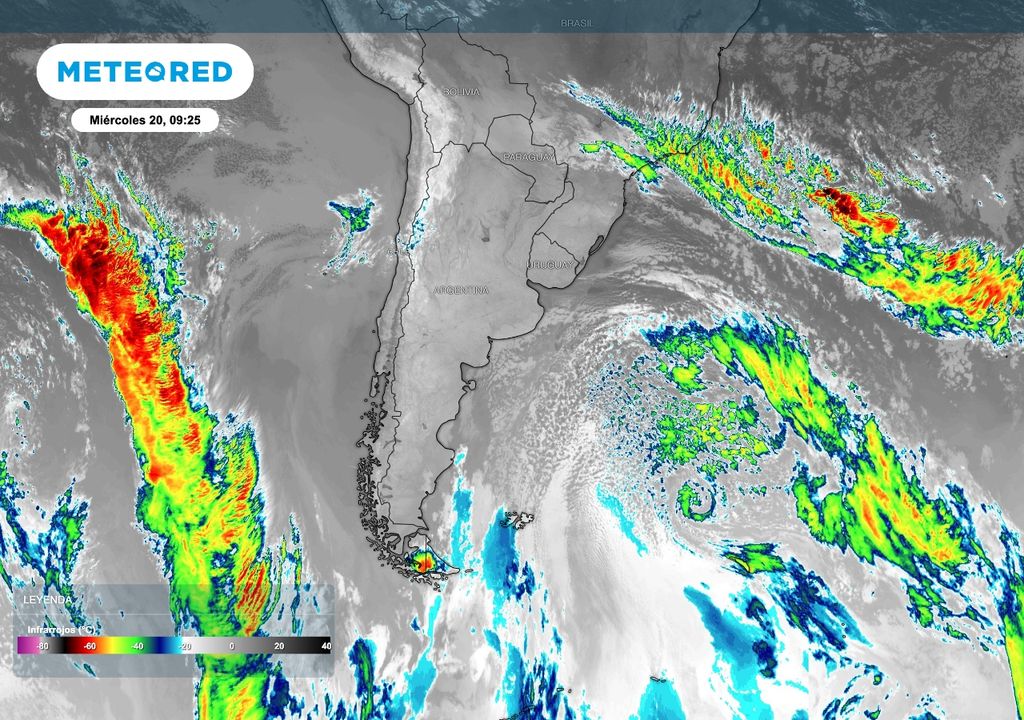 Imagenes satelitales Las imágenes satelitales son elocuentes. La mayor parte del país se muestra con cielo mayormente despejado ante el dominio de altas presiones. Esta dorsal de alta presión es potenciada por la circulación de un profundo sistema de baja presión que se desarrolla sobre el océano Atlántico sur.