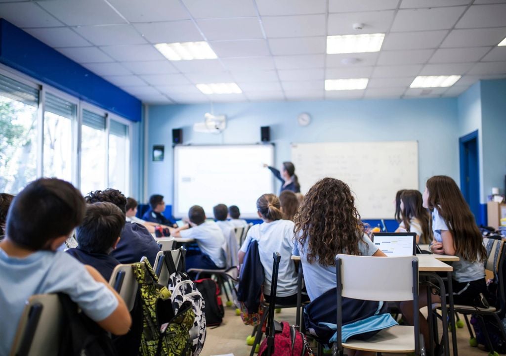 adolescentes asistiendo una clase presencial