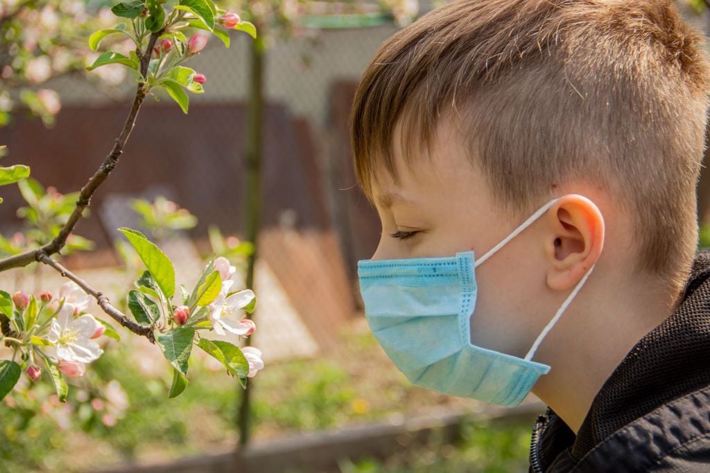 Las personas que tienen mayor riesgo de sufrir complicaciones por la influenza son principalmente los niños pequeños