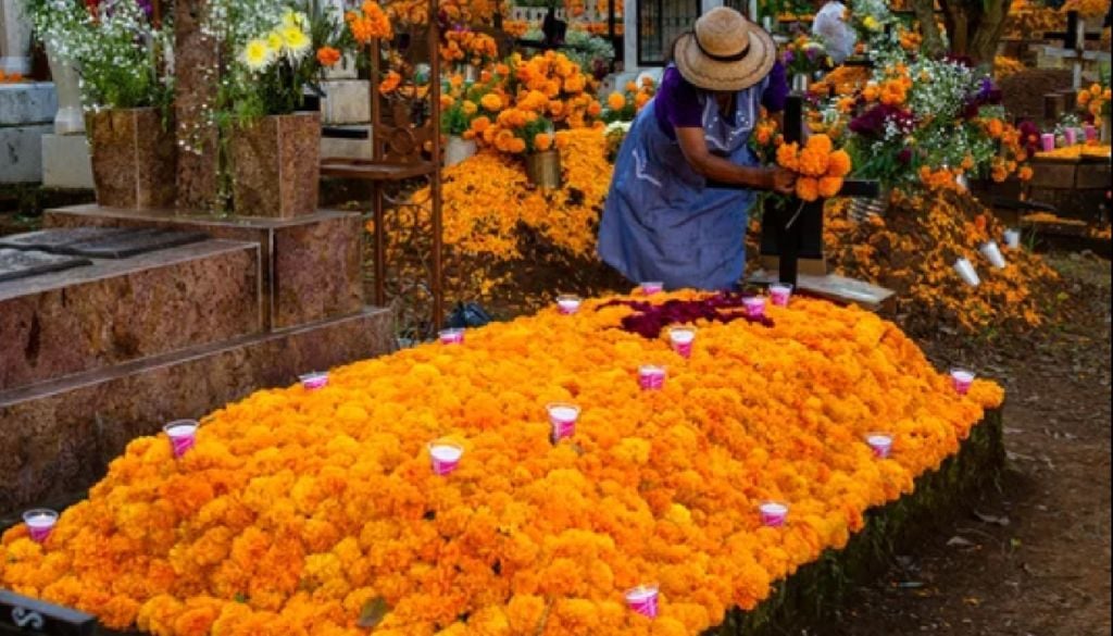 El Día de Muertos es una de las fechas que tradicionalmente se festeja entre los mexicanos. El Día de Muertos es una de las fechas que tradicionalmente se festeja entre los mexicanos.