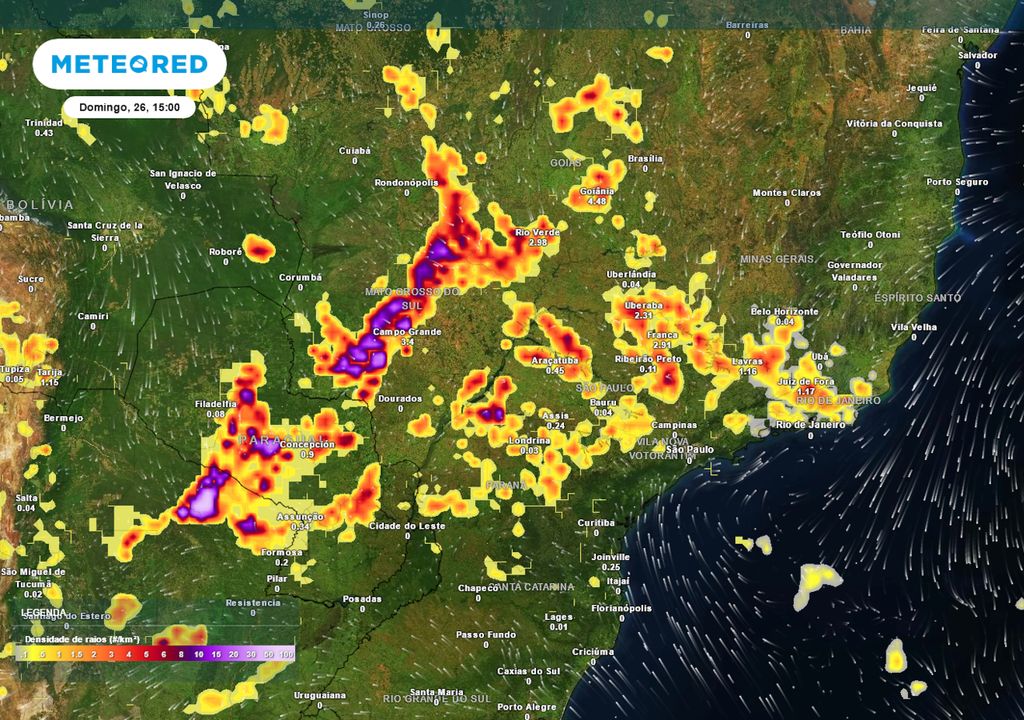 Previsão de densidade de raios no domingo de tarde.