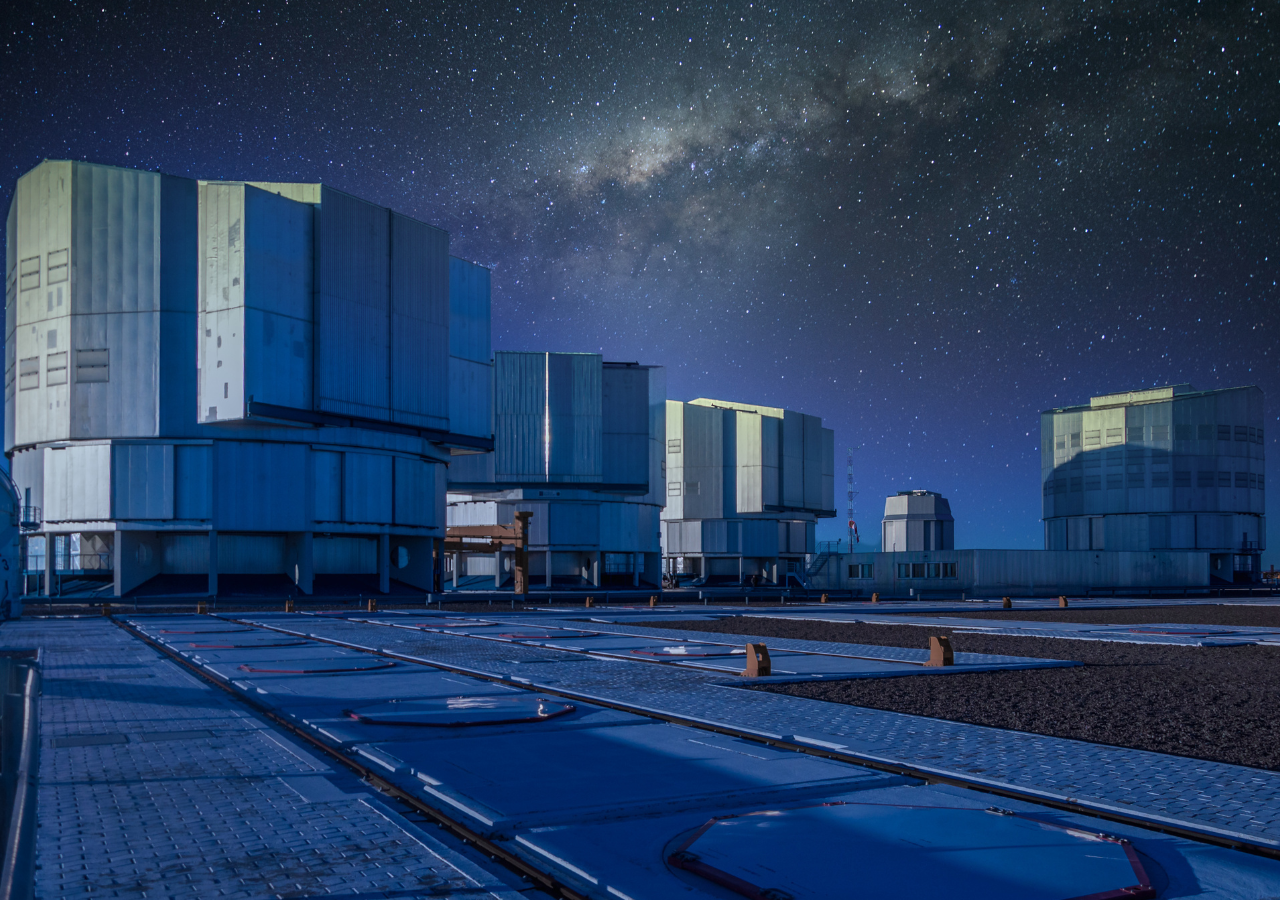 El Observatorio Paranal de ESO, se encuentra localizado 130 kilómetros al sur de la ciudad de Antofagasta en Chile y a una altitud de 2.600 metros sobre el nivel del mar.