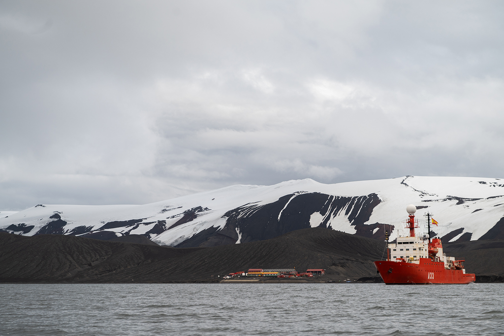 El buque de investigación oceanográfica Hespérides, frente a la isla volcánica Decepción, donde se encuentra la base antártica española Gabriel de Castilla. / UTM-CSIC