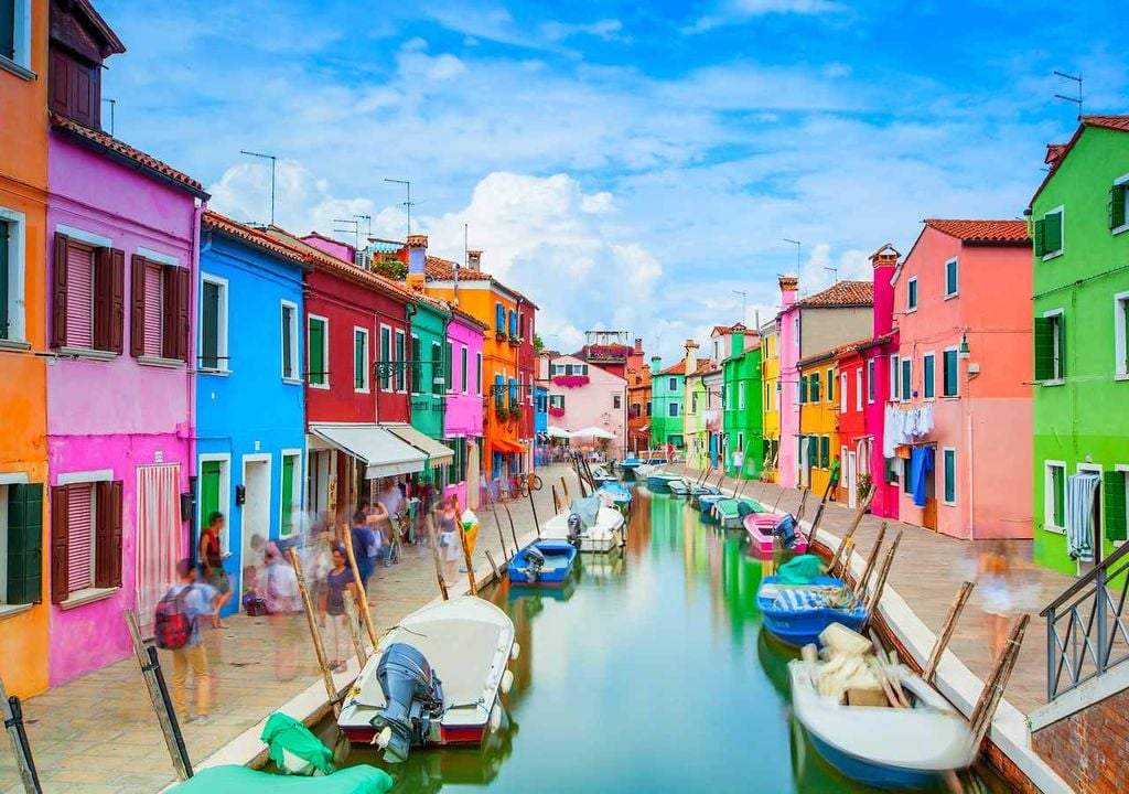 Las fachadas de colores en Burano nacieron para guiar a los marineros en la niebla. Hoy la normativa municipal prohíbe repetir tonos en esta isla cerca de Venecia.