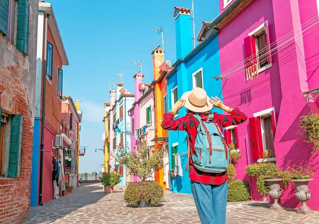 Burano impone por ley fachadas de colores distintos para cuidar su legado histórico. La antigua guía de los pescadores es ahora el destino más viral de la laguna veneciana.