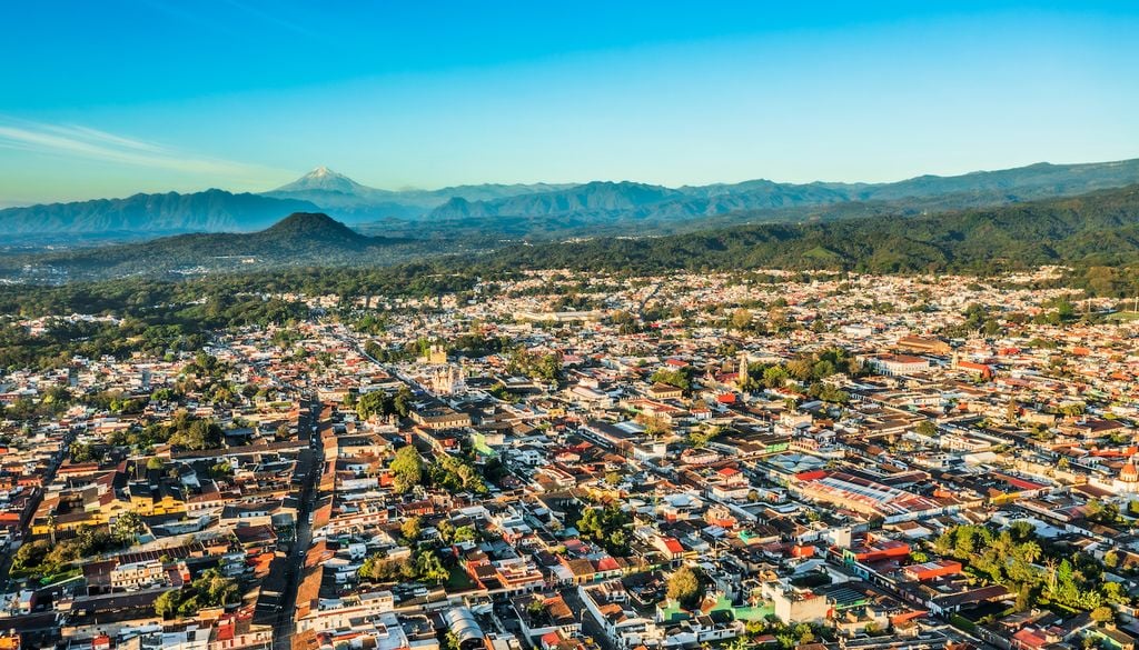 Mirador Cerro de las Culebras, un punto estratégico que regala vistas panorámicas espectaculares del centro histórico, los cafetales circundantes y las montañas del Cofre de Perote. Crédito: Visita Coatepec.