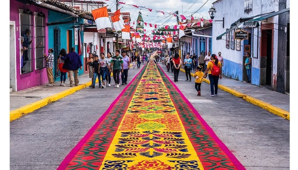 Las alfombras de aserrín de San Jerónimo son efímeras obras maestras que adornan kilómetros de calles con arte y fe. Las alfombras de aserrín de San Jerónimo son efímeras obras maestras que adornan kilómetros de calles con arte y fe.