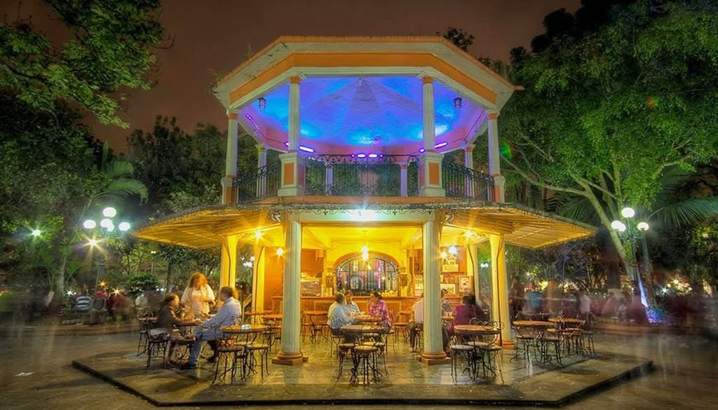 El kiosco de Coatepec, construido en 1900, es el corazón histórico de su parque principal. El kiosco de Coatepec, construido en 1900, es el corazón histórico de su parque principal.