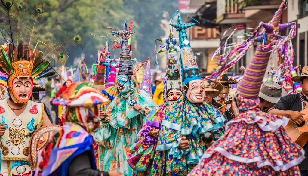 Las danzas de los Payasos y los Santiagos son expresiones de folclor que llenan de color la fiesta de San Jerónimo. Las danzas de los Payasos y los Santiagos son expresiones de folclor que llenan de color la fiesta de San Jerónimo.