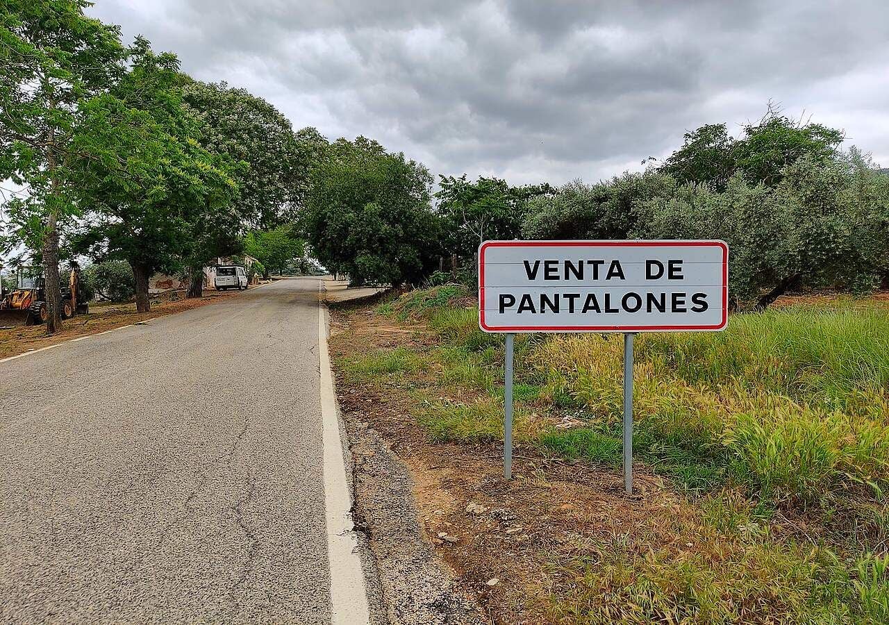 No se trata de un mercadillo ni del anuncio de una tienda, y es que Venta de Pantalones es el nombre de un pueblo de Jaén. Imagen: Wikipedia / Veinticuatro de Jahén